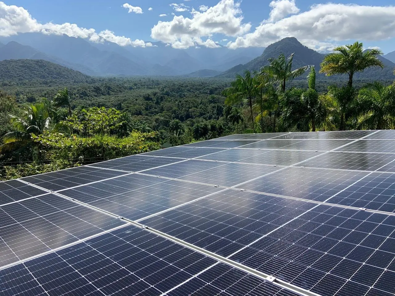 Casa iluminada à noite com energia solar Solare
